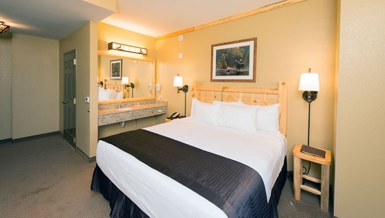 The king bed in the Grand Bear Suite 